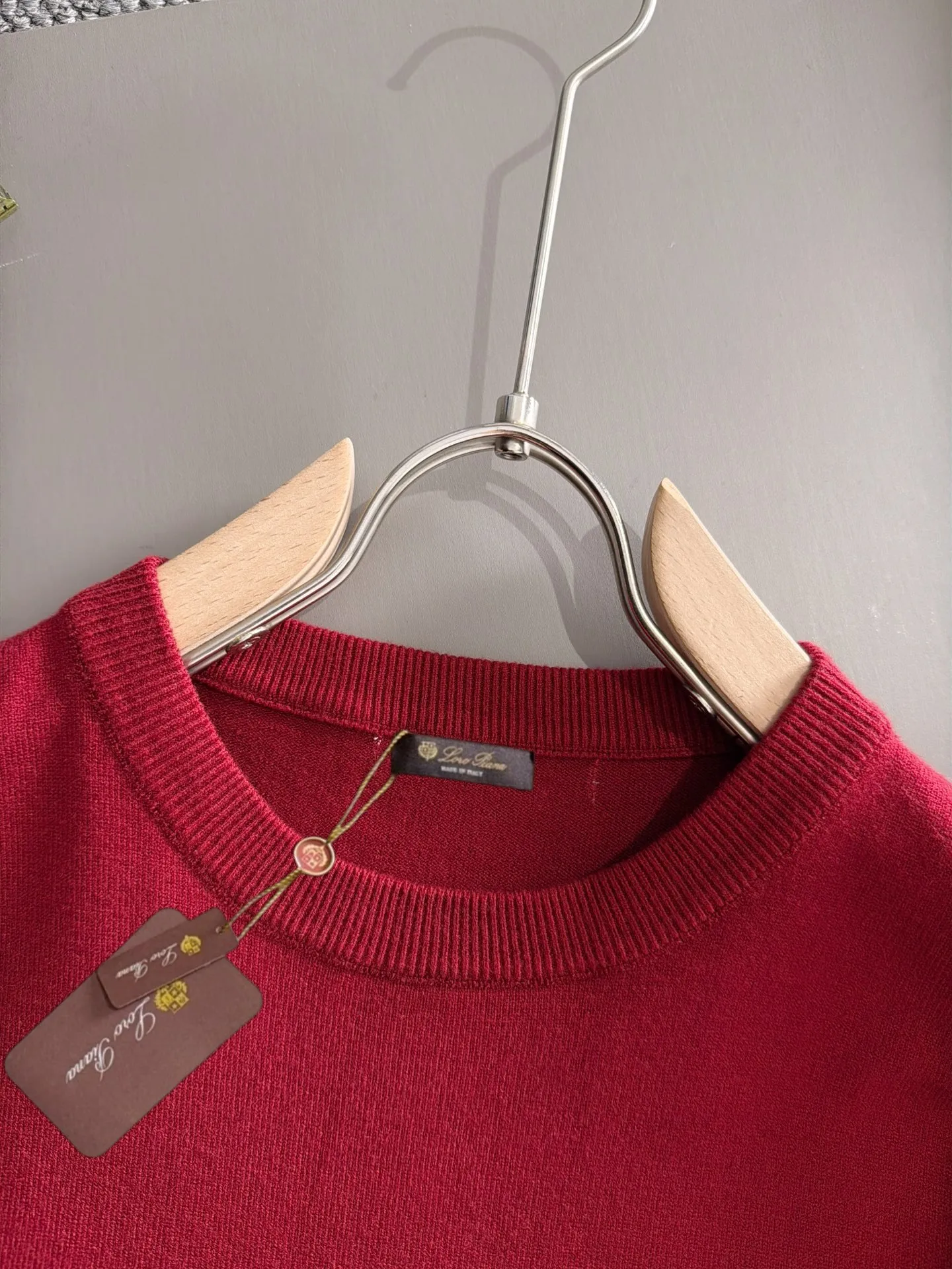 LP high quality Loro Piana 26ss New Arrival men's short-sleeved T-shirt. Made of combed cotton yarn knitted cotton fabric, no pressure when entering and exiting the counter. Exclusive control of raw materials. It feels substantial when weighed, and the upper body is more textured than ordinary T-shirts. This texture can handle the weather easily and is suitable for both hot and cold! Loose fit design, looks noble. The only correct version is available Size: M to 3XL
